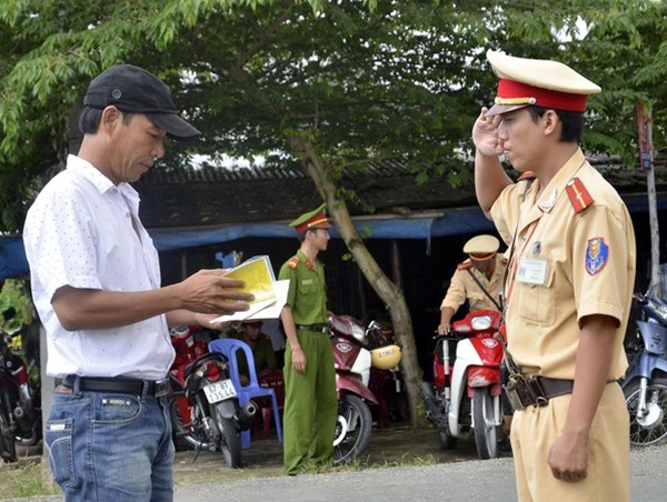 Đề xuất CSGT được mang súng tiểu liên, không chào người say khi dừng phương tiện