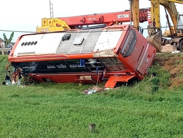 Hà Tĩnh: Lật xe khách trên đường Hồ Chí Minh, một người tử vong