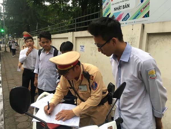 Giáo dục luật giao thông cho học sinh: Không chỉ biện pháp tuyên truyền