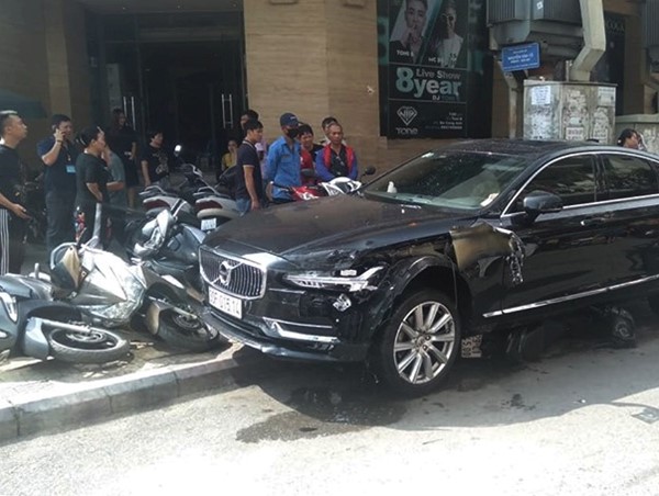 Hà Nội: Ô tô hạng sang Volvo kéo lê xe máy trên phố, 1 người bị thương
