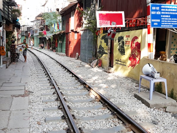 Hà Nội: Giải tán cà phê đường sắt - nơi làm, nơi thờ ơ