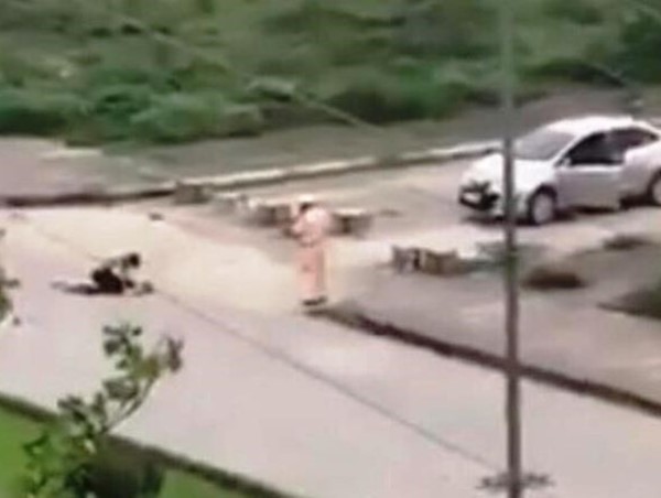 Một trung tá CSGT bị giáng cấp vì “đứng nhìn” cô gái bị đâm giữa phố