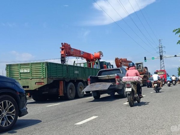 Chủ xe bán tải chở “máy chém” đánh rơi trên đường: Xin được xử phạt nhẹ