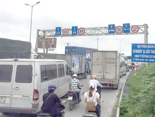 Vì đâu cầu Thanh Trì ùn tắc liên miên?