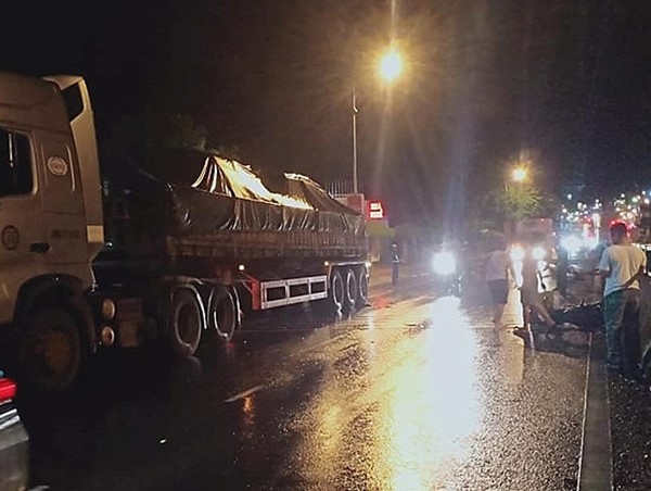 Nam thanh niên tử vong sau khi điều khiển xe máy tông đuôi xe container