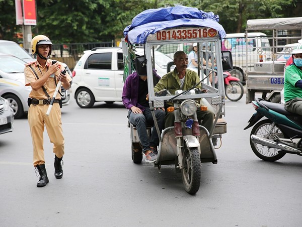 15 tổ công tác 141 Công an TP Hà Nội ra quân xử lý vi phạm giao thông