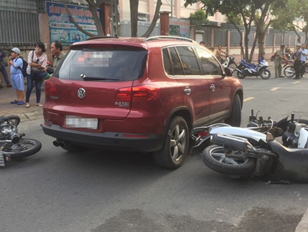 Nữ tài xế ô tô bấm còi inh ỏi, "hạ gục" nhiều xe máy