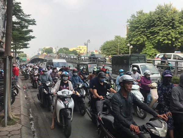 Hà Nội: Xe máy đâm vào trụ cầu vượt Thái Hà, 1 người tử vong