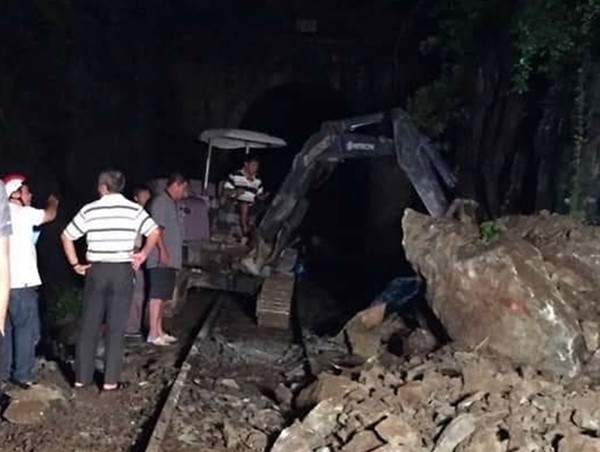 Thông tuyến đường sắt qua điểm sạt lở tại Nha Trang