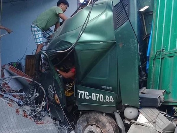 Xe container tông sập nhà dân, 1 người tử vong