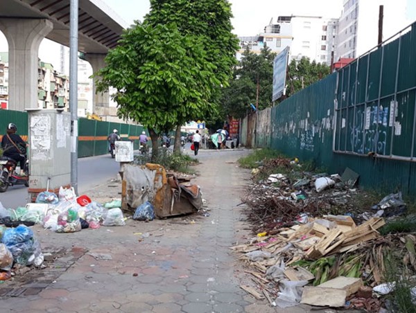 Đường Trường Chinh: Đường chưa mở xong, rác đã ngập lối đi