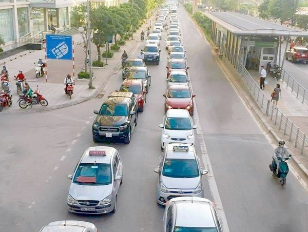 Hình ảnh “lạ” trên trục đường BRT