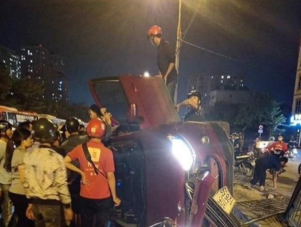 Ô tô Ford Ecosport tông dải phân cách lật nhào, cả nhà thoát chết