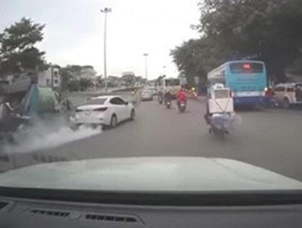 Ô tô nổ lốp trên phố Hà Nội