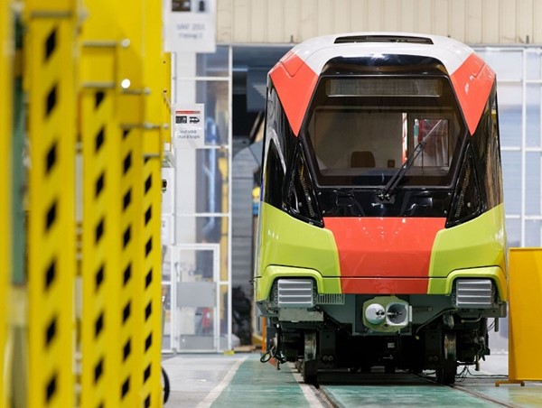 Mục sở thị đoàn tàu đầu tiên tuyến metro Nhổn - Ga Hà Nội trên đất Pháp