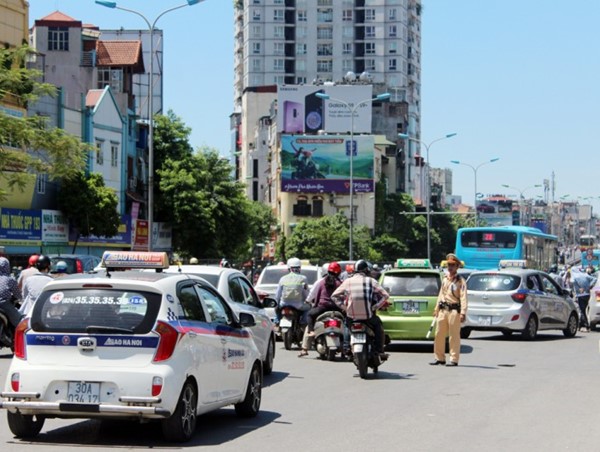 Ùn tắc giao thông - vòng luẩn quẩn “con gà, quả trứng”