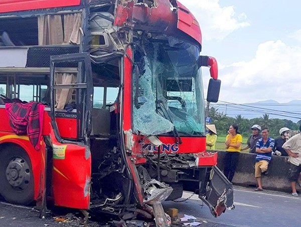 Xe khách nát đầu sau va chạm với xe container