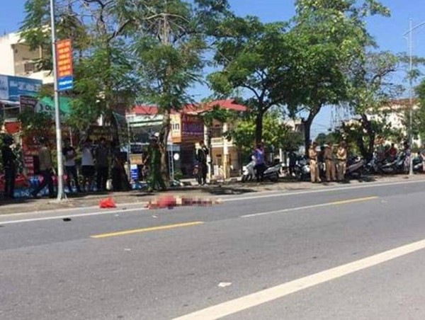 Bất cẩn khi xuống xe buýt, người phụ nữ ngã ra đường tử vong