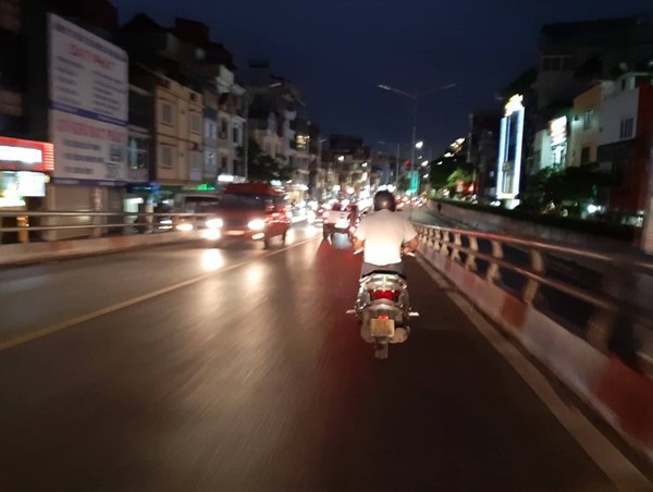 Vi phạm luật giao thông vì không bật đèn chiếu sáng