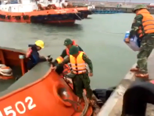 Tàu hơn 6.000 tấn chìm trên biển Hà Tĩnh, 1 người mất tích