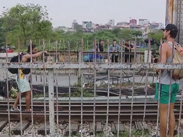 Đường tàu không nên là nơi chụp ảnh