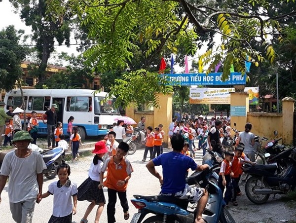 Đưa đón học sinh bằng ô tô tại Chương Mỹ: Tiềm ẩn nguy cơ mất an toàn