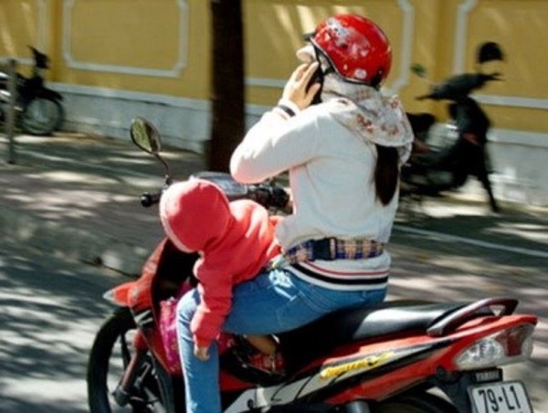 Sử dụng điện thoại khi tham gia giao thông: Hậu quả khó lường