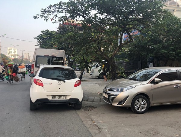 Ô tô cản lối người đi bộ