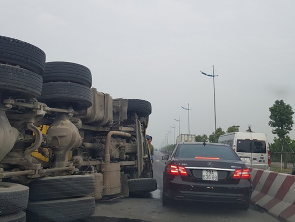 Hà Nội: Xe container lật trên đường Trường Sa, giao thông ùn tắc hàng km
