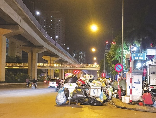 Tập kết rác cản trở giao thông tại Hà Đông: Công ty Minh Quân thiếu năng lực làm vệ sinh môi trường?