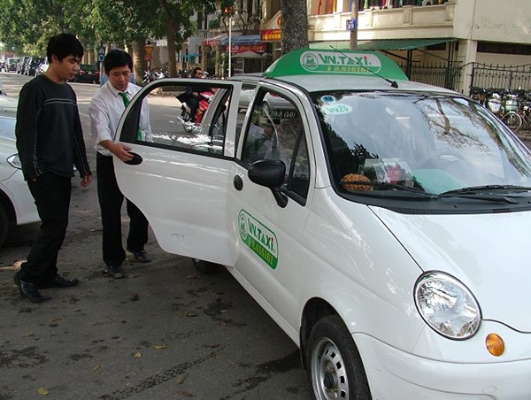 Đề xuất quy định gắn mào taxi: Mới giải quyết phần ngọn