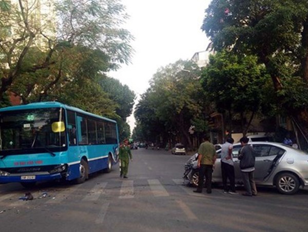 Xe buýt và xe con va chạm, cả 2 xe hư hỏng phần đầu