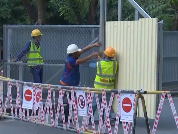 Rào chắn phố Kim Mã phục vụ thi công đường sắt Nhổn - Ga Hà Nội