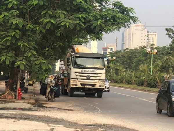 Hà Đông: Xe bê tông phá đường Tố Hữu