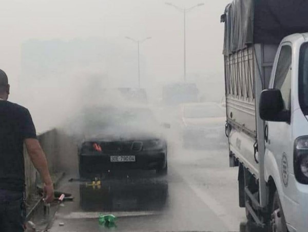 Hà Nội: Đang lưu thông, ô tô Mercedes bốc cháy dữ dội trên đường Vành đai 3