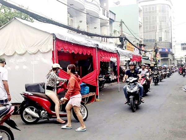 Dựng rạp chiếm đường, hát hò thâu đêm