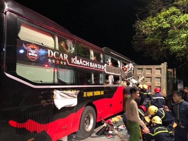 Xe khách tông đuôi xe tải khiến 4 người bị thương