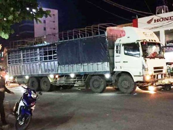 Xe tải “ủi bay” nhiều xe máy, ít nhất 3 người thương vong