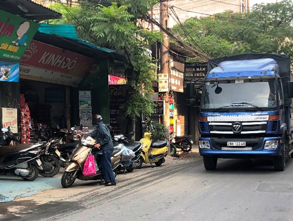 Đường Phú Diễn, quận Bắc Từ Liêm: Mất an toàn giao thông do xe quá khổ