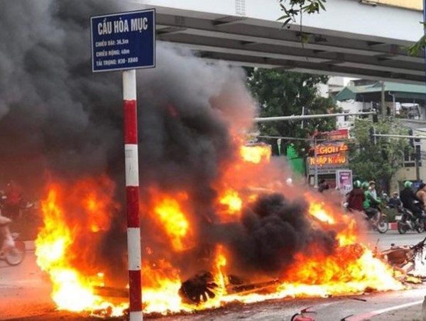 Tai nạn liên hoàn trên cầu Hoà Mục: Xe GLC bốc cháy, 1 cô gái tử vong tại chỗ