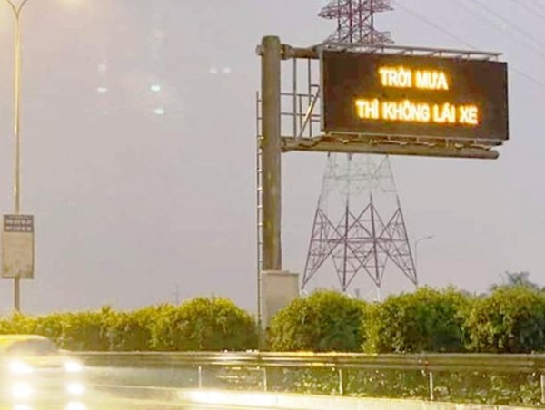 Sự thật đằng sau dòng chữ “Trời mưa thì không lái xe”