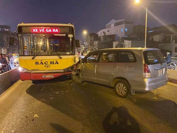 Hà Nội: Nghi vấn tài xế ô tô con say rượu đâm bẹp đầu xe buýt trên cầu Chương Dương