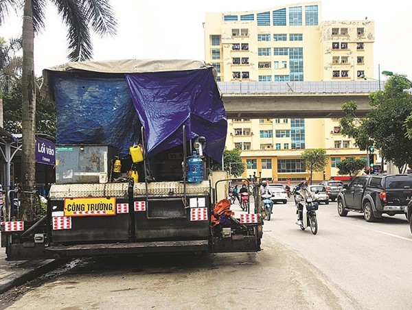 Xe thi công đường gây cản trở giao thông