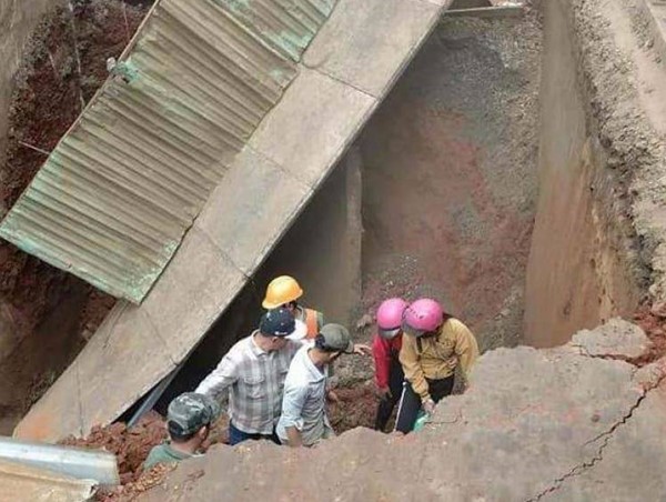 Sập mặt cầu tạm trên QL29, người và xe rơi xuống cầu