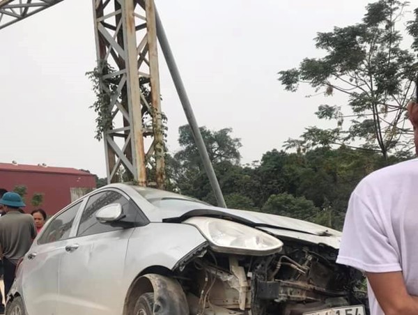 Hà Nội: Ô tô con đâm dải tôn bên đường, tài xế may mắn thoát nạn