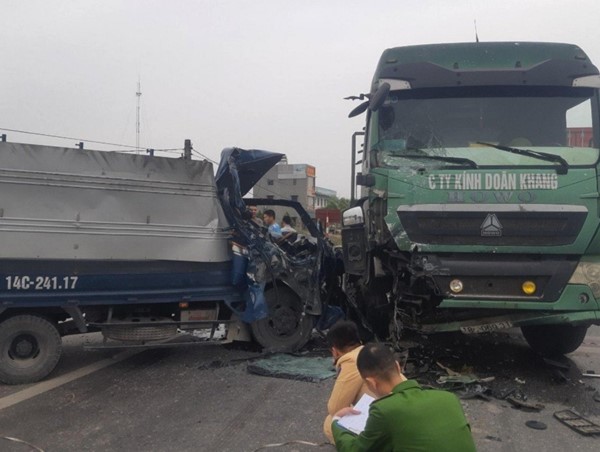 Nam Định: Ô tô tải đâm vào xe đầu kéo, 1 người tử vong