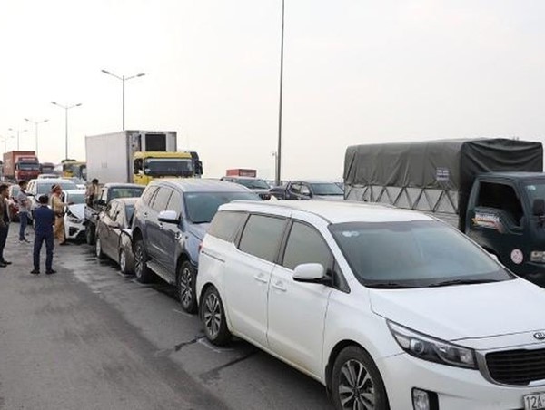 7 ô tô "dồn toa" trên cầu Thanh Trì, giao thông ùn tắc hàng km