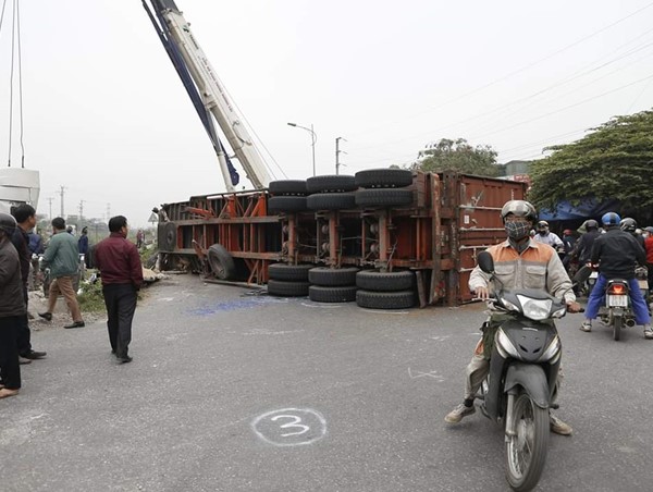 Hà Nội: Kinh hãi xe container bị tàu hỏa đâm đứt đôi ở Thường Tín
