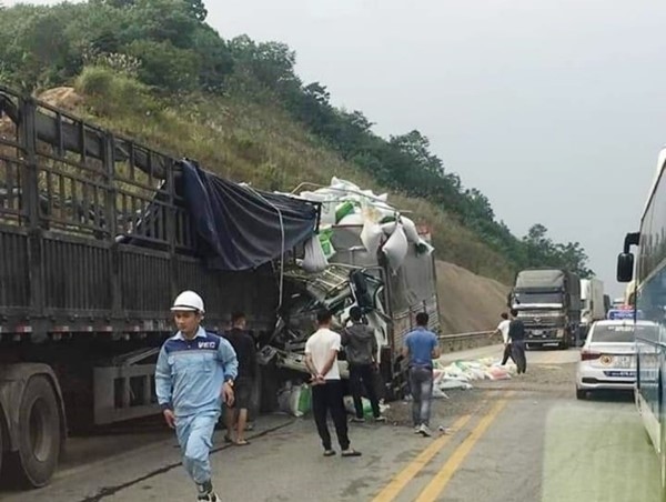 Va chạm kinh hoàng trên cao tốc khiến ít nhất 5 người thương vong