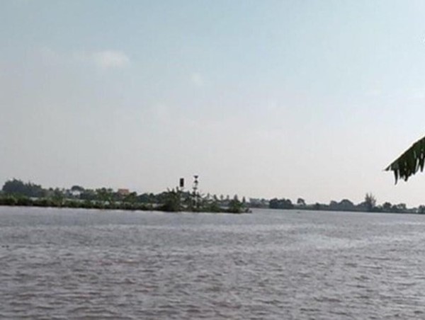 Đắm tàu chở gạch, ít nhất một người mất tích